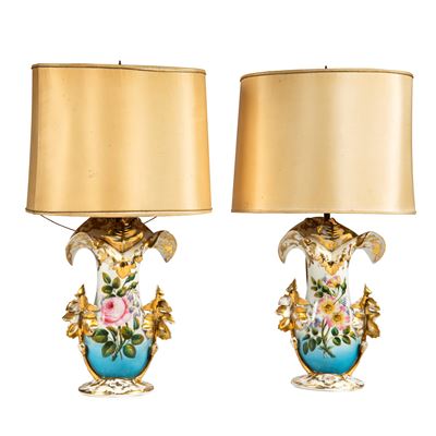 Coppia di vasi in porcellana con decori floreali, XIX secolo
