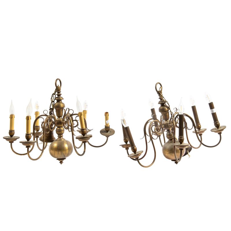 Tre lampadari in metallo dorato, stile olandese, a sei bracci