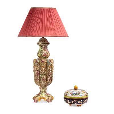 Manifattura Capodimonte, Lampada da tavolo in porcellana decorata a rilievo