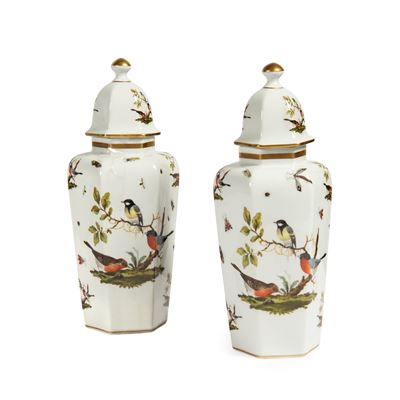 Manifattura Capodimonte, Coppia di potiche con coperchio in porcellana decorata, secolo XX