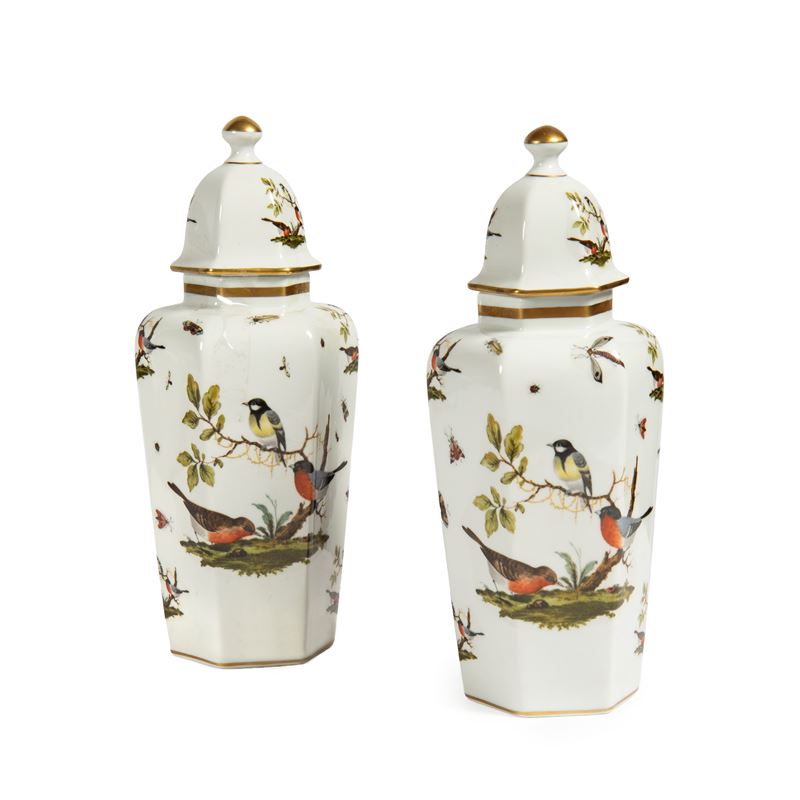 Manifattura Capodimonte, Coppia di potiche con coperchio in porcellana decorata, secolo XX