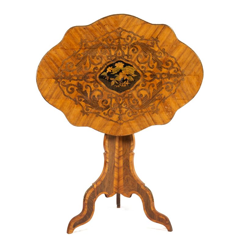 Tavolino a vela, Francia, XIX secolo, rovere intarsiato, L80xP60xH71 cm
