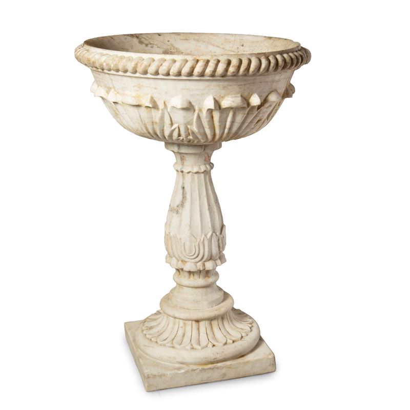 Scuola italiana, Acquasantiera in marmo, diam. 63 cm, alt. 97 cm, sec. XIX
