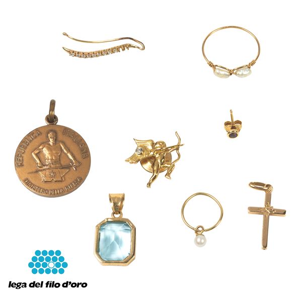



SPILLA DA BAVERO,PENDENTE,DUE ORECCHINI SINGOLI, ANELLO E FRAMMENTO IN ORO 18KT  - Asta GIOIELLI, OROLOGI E ARGENTI - Poggio Bracciolini Casa d'Aste