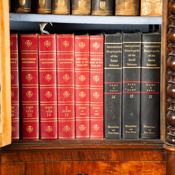International Encyclopedia of the Social Sciences, Macmillan end free press,1968, 17 volumi e 2 introduzioni, Lingua inglese