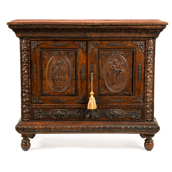 



Credenza, in stile Rinascimento
