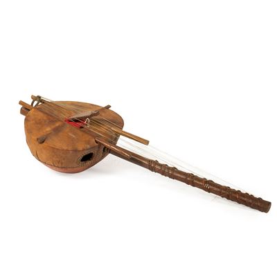 Strumento musicale africano, strumento in legno e cuoio, XIX sec. al XX sec.