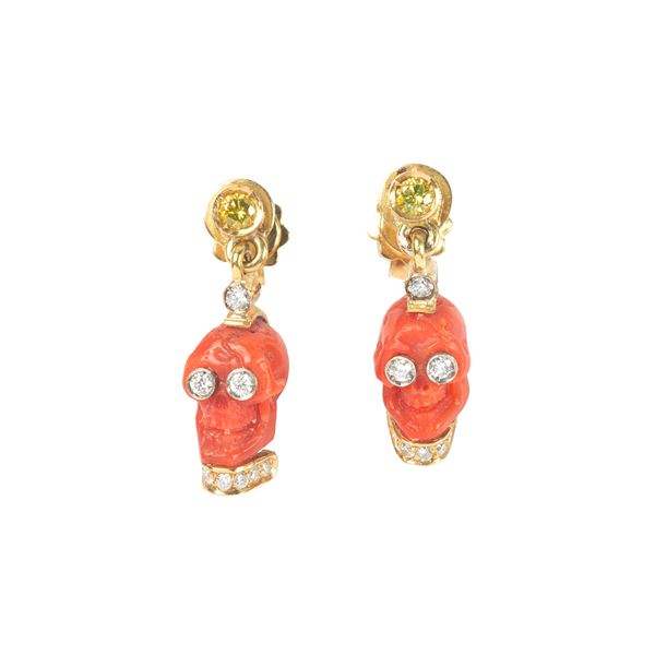 



PAIO DI ORECCHINI IN ORO GIALLO 18KT, DIAMANTI E CORALLO 