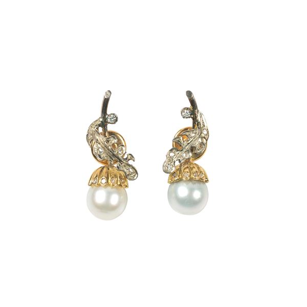 



PAIO DI ORECCHINI IN ORO 18KT, ARGENTO, DIAMANTI E PERLE