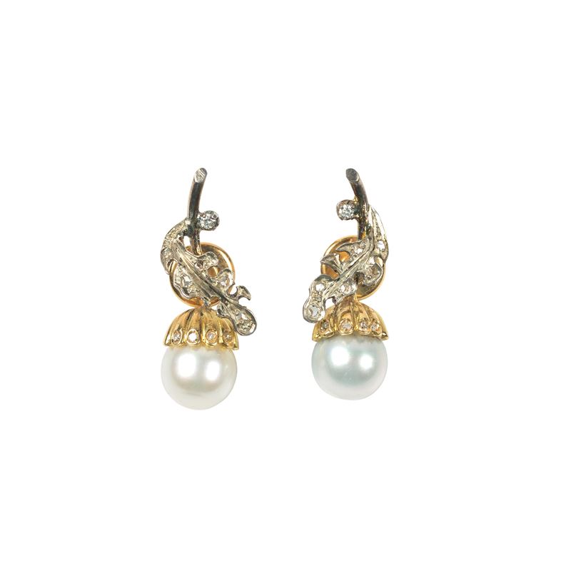 Paio di Orecchini in Oro 18kt, Argento, Diamanti e Perle