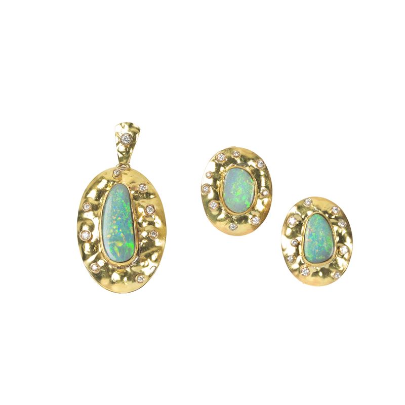 DEMI-PARURE IN ORO GIALLO 18KT, OPALE E DIAMANTI