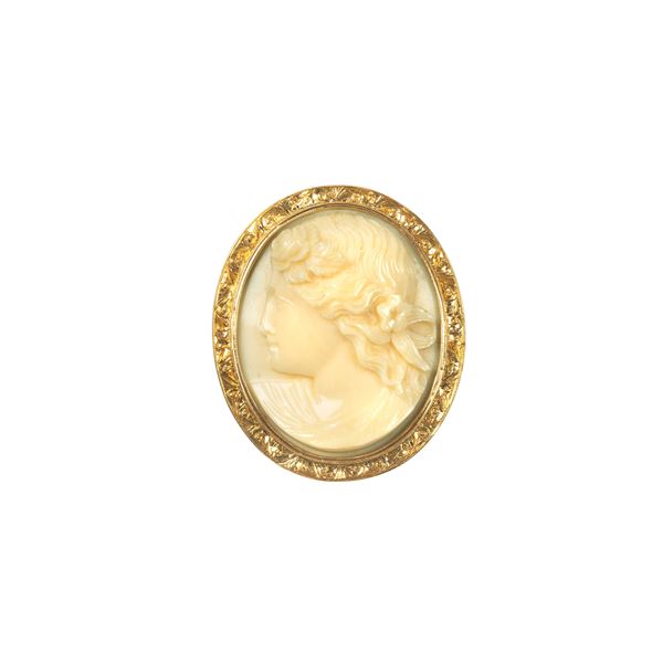 



INTAGLIO IN CORALLO A CAMMEO IN ORO 18KT 