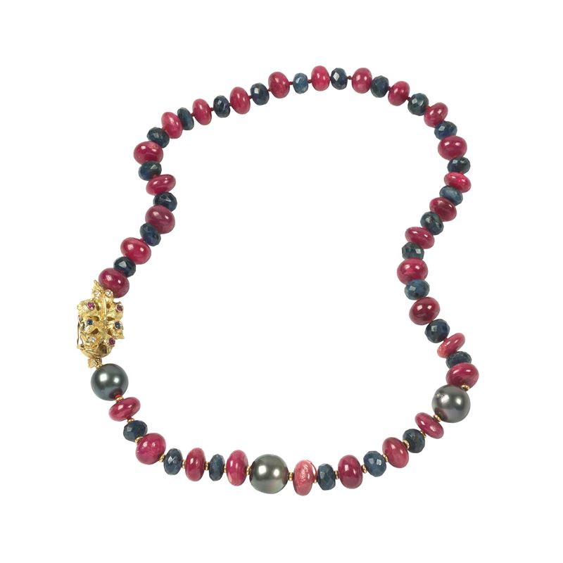COLLANA, IN ORO 18KT, DIAMANTI, RUBINI, ZAFFIRI E PERLE