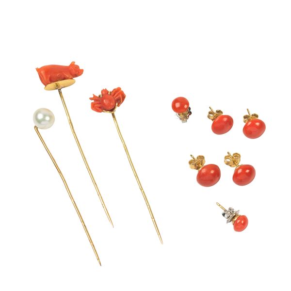 



TRE SPILLI IN ORO GIALLO 18KT CON CORALLI E PERLA