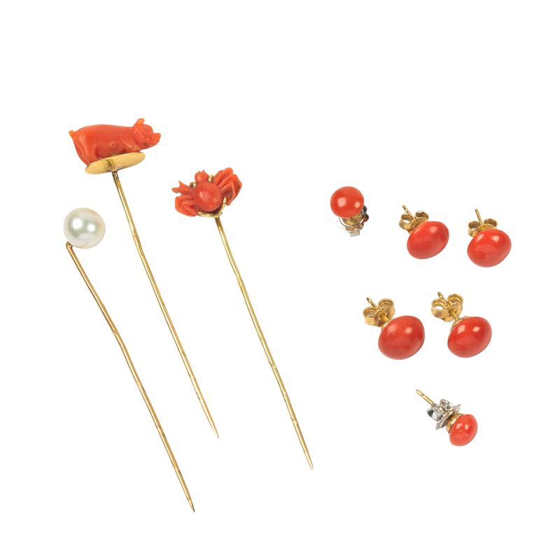 TRE SPILLI IN ORO GIALLO 18KT CON CORALLI E PERLA