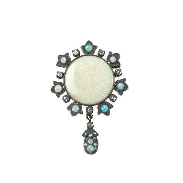 



SPILLA IN ORO, ARGENTO, DIAMANTI E OPALE