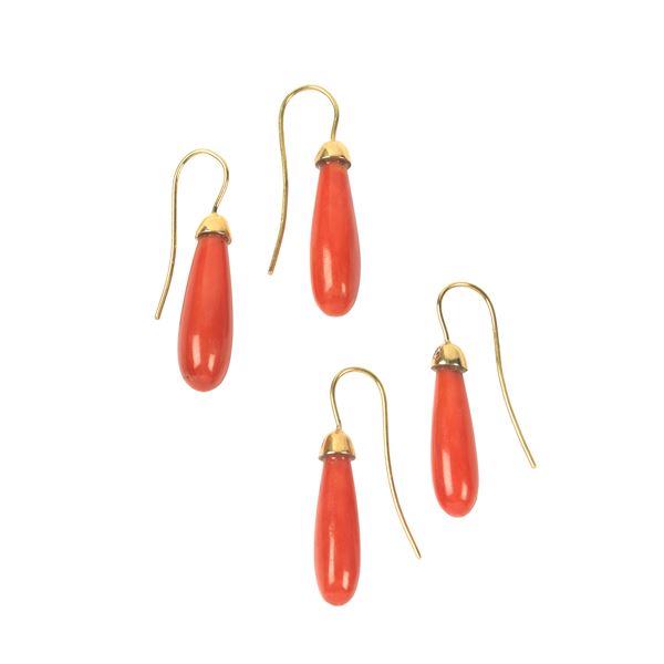 



DUE PAIA DI ORECCHINI IN ORO 18KT E CORALLO
