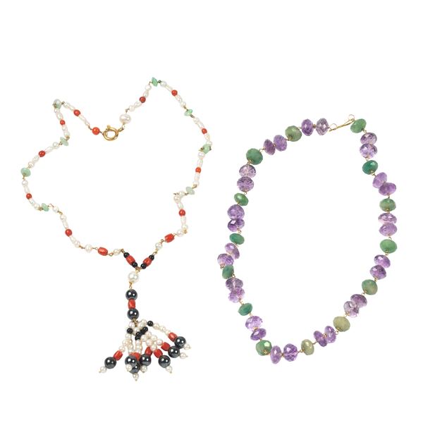 



COLLANA CON PICCOLE PERLE, CORALLI E PIETRE