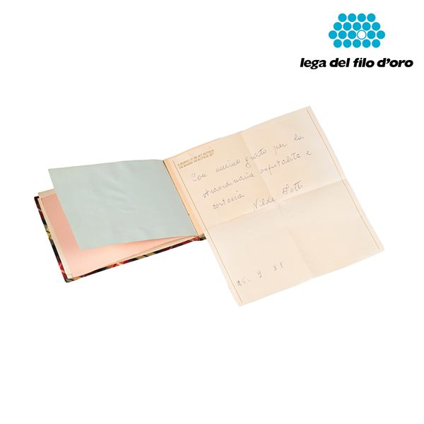 



Album con autografi, una cartolina e un biglietto autografati