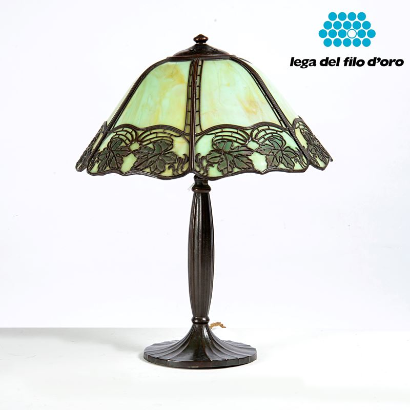 Lampada da tavolo in stile Liberty, rame e vetro colorato