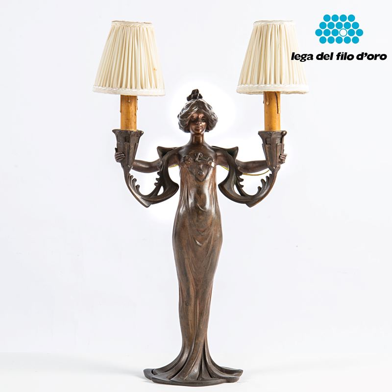 Figura femminile, Lampada da tavolo in antimonio a due luci (sec. XX), alt. cm 44