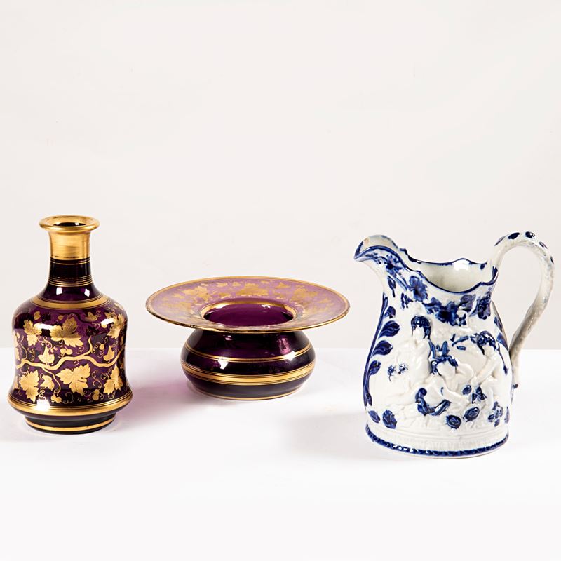 Brocca in maiolica inglese, Brocca decorata in blu e crema con puttini e fiori (sec. XIX), cm L19...