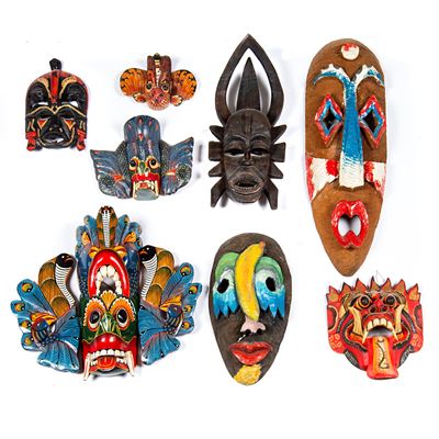 Collezione di maschere e sculture etnografiche, in legno e plastica, Asia e Africa, secolo XX