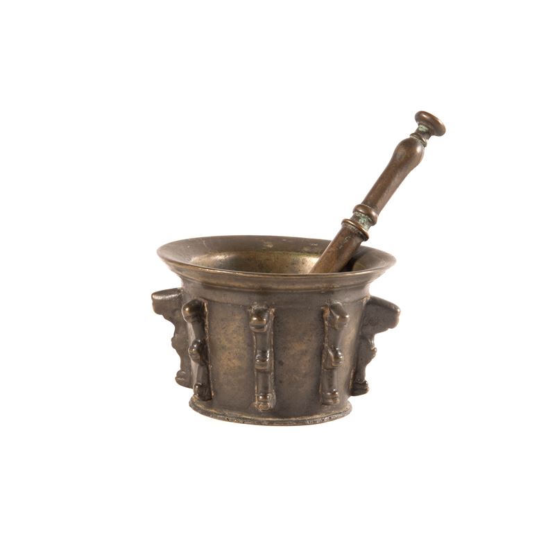Sec. XVII, Mortaio con pestello in bronzo lavorato