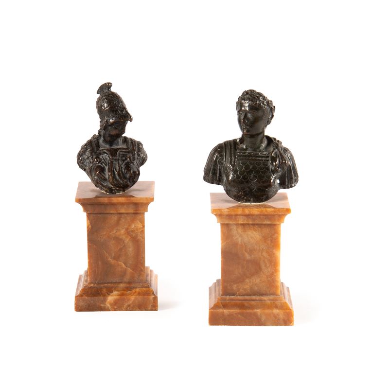 Scuola italiana, Busti di imperatore e guerriero, bronzo su base in alabastro (sec. XVII)