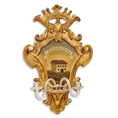 Coppia di ventole, Toscana, legno intagliato dorato e policromo, braccetti portacandela in vetro,...