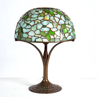 Lampada da tavolo, bronzo e paralume in vetro al piombo (inizi sec. XX)