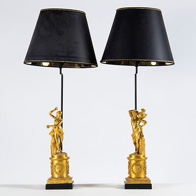 Sec. XIX, Coppia di sculture classiche in bronzo dorato montate a lampade