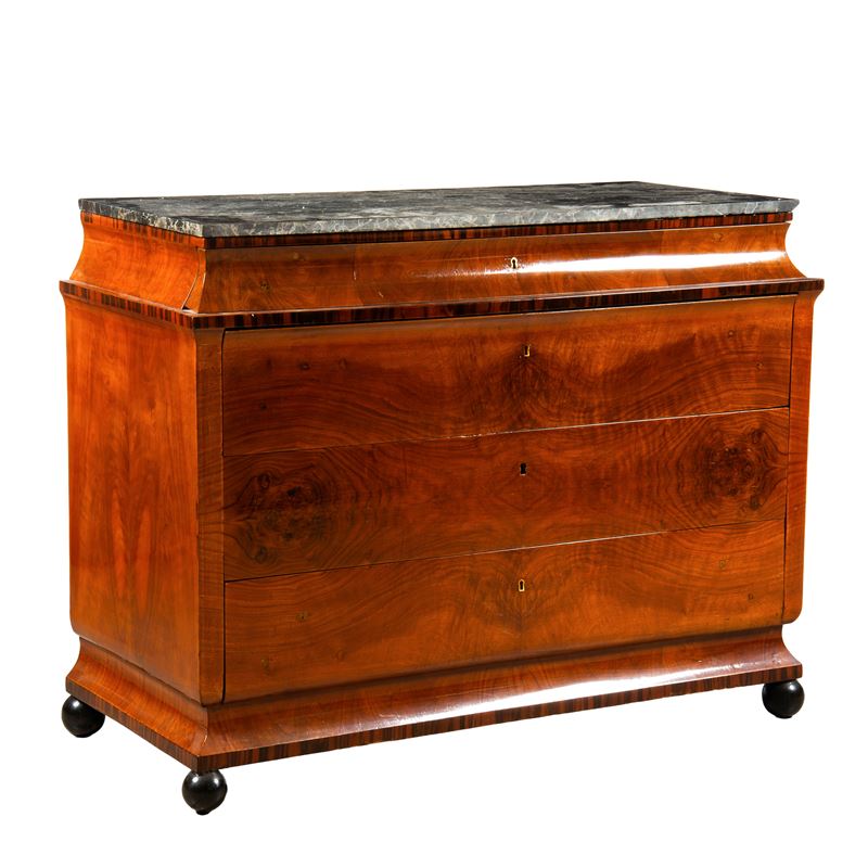 Cassettone in stile Ottocento, noce, quattro cassetti, piano in marmo nero