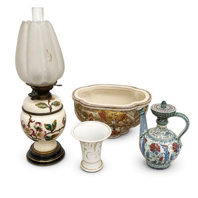 Sec. XX, centrotavola orientale in maiolica (lume da tavolo, brocca e vaso)