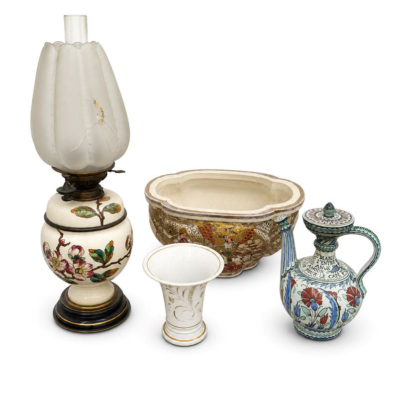 Sec. XX, centrotavola orientale in maiolica (lume da tavolo, brocca e vaso)