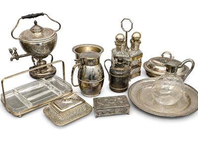 Oggetti da collezione in metallo argentato, Dieci tra bottiglie, samovar e vassoi
