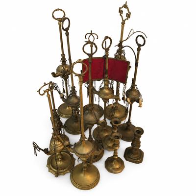 Lotto di lucerne e candelieri, in ottone, XIX-XX secolo
