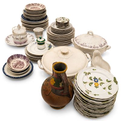 Collezione di manufatti in maiolica e ceramica, vassoi, piatti, vasi e zuppiere (circa cento pezz...