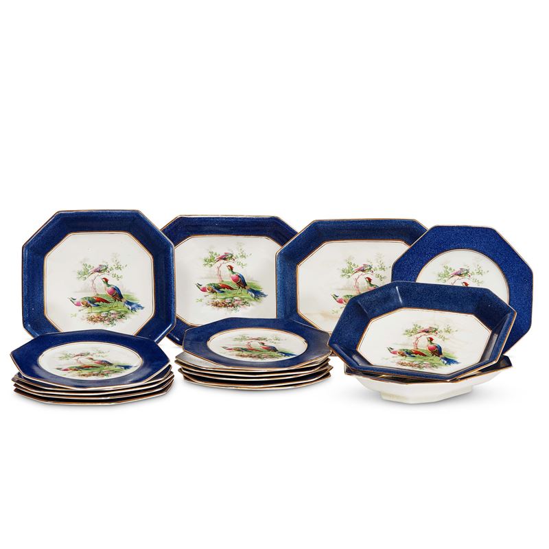 Wedgwood, Assortimento da tavola con motivo a pavoni e bordo blu (Inghilterra), ceramica dipinta,...