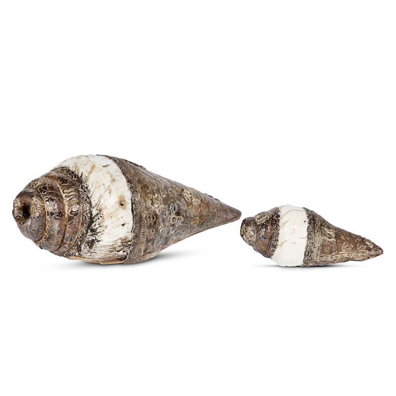 Due conchiglie tibetane, rivestite in lamina d’argento cesellato