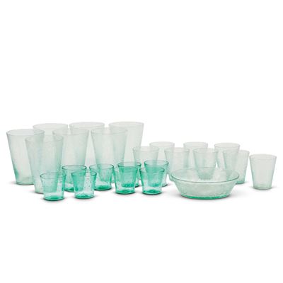 Sec. XX, Assortimento da tavola in vetro verde (7 bicchieri, 7 bicchierini, ciotola e 8 bicchieri...