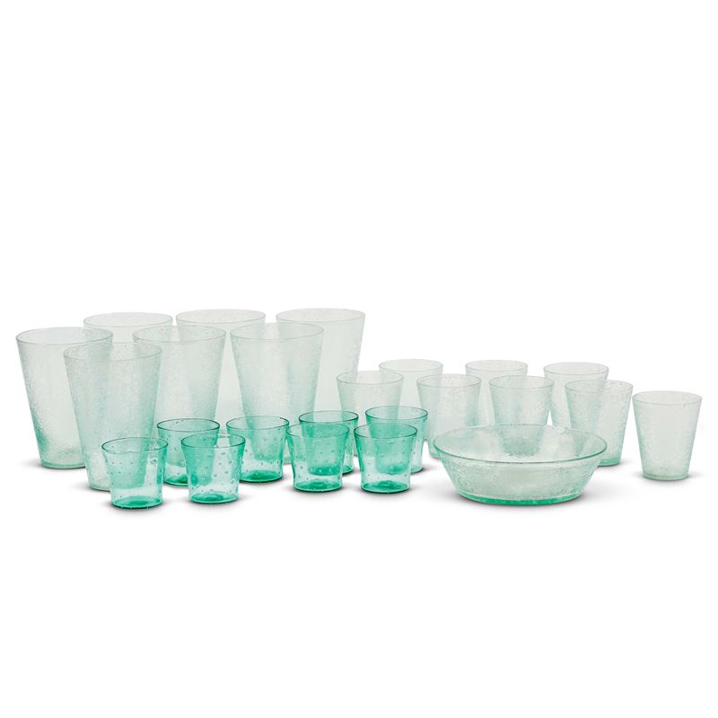Sec. XX, Assortimento da tavola in vetro verde (7 bicchieri, 7 bicchierini, ciotola e 8 bicchieri...