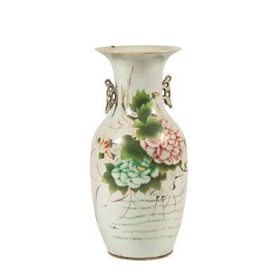 Cina, Vaso in porcellana con decorazioni floreali e iscrizioni, secolo XIX
