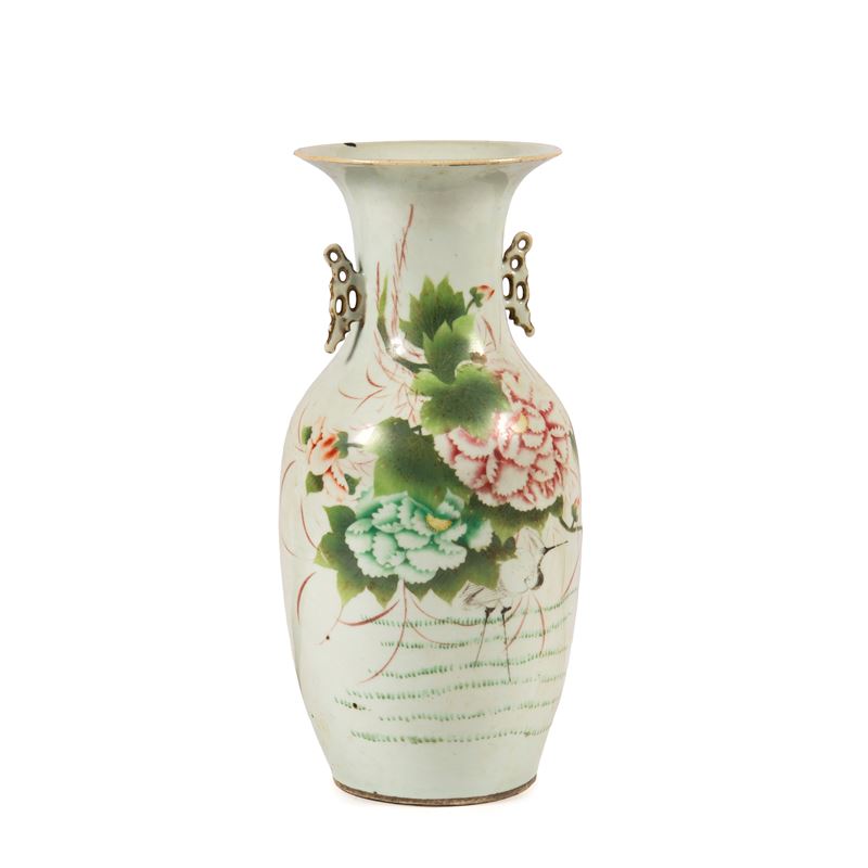 Cina, Vaso in porcellana con decorazioni floreali e iscrizioni, secolo XIX