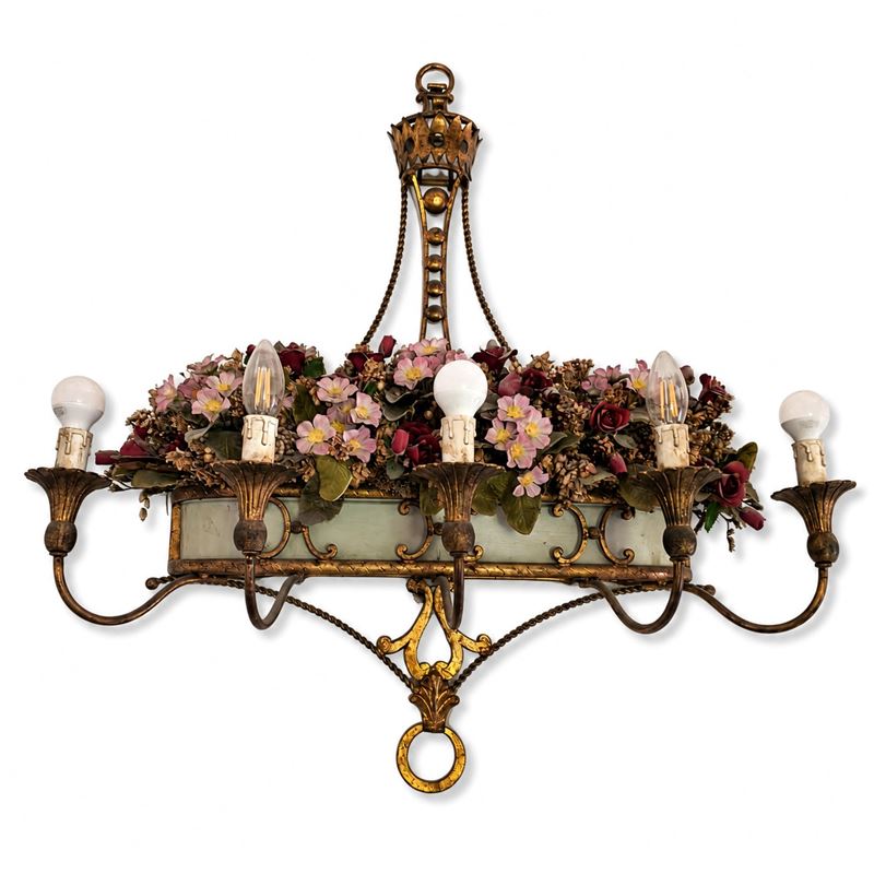 Coppia di applique, metallo dorato e legno scolpito, cinque luci, XX secolo