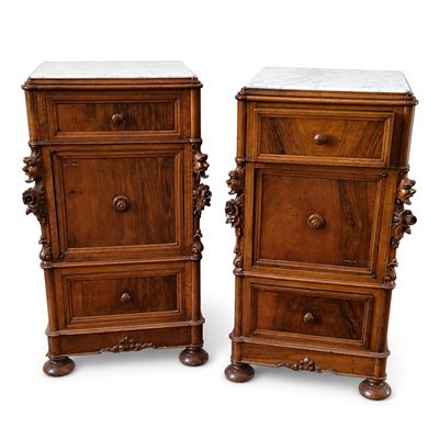Coppia di comodini, stile Luigi Filippo, in noce, con piano in marmo, XIX secolo
