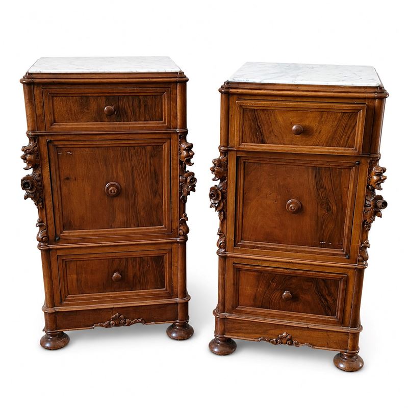 Coppia di comodini, stile Luigi Filippo, in noce, con piano in marmo, XIX secolo