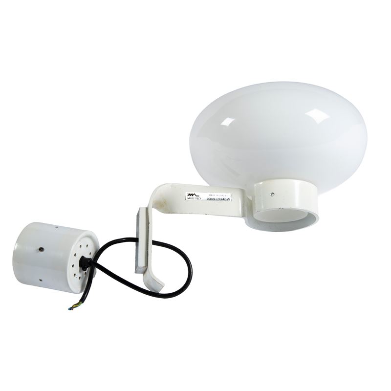 Elio Martinelli, Applique singola in metallo smaltato bianco e vetro (produzione Martinelli Luce)...