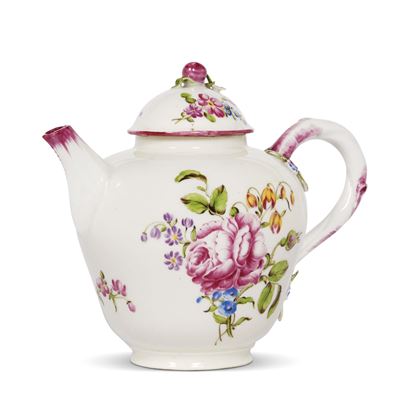 Manifattura del Duca di Villeroy (Mennecy), Teiera in porcellana tenera dipinta a bouquet floreal...