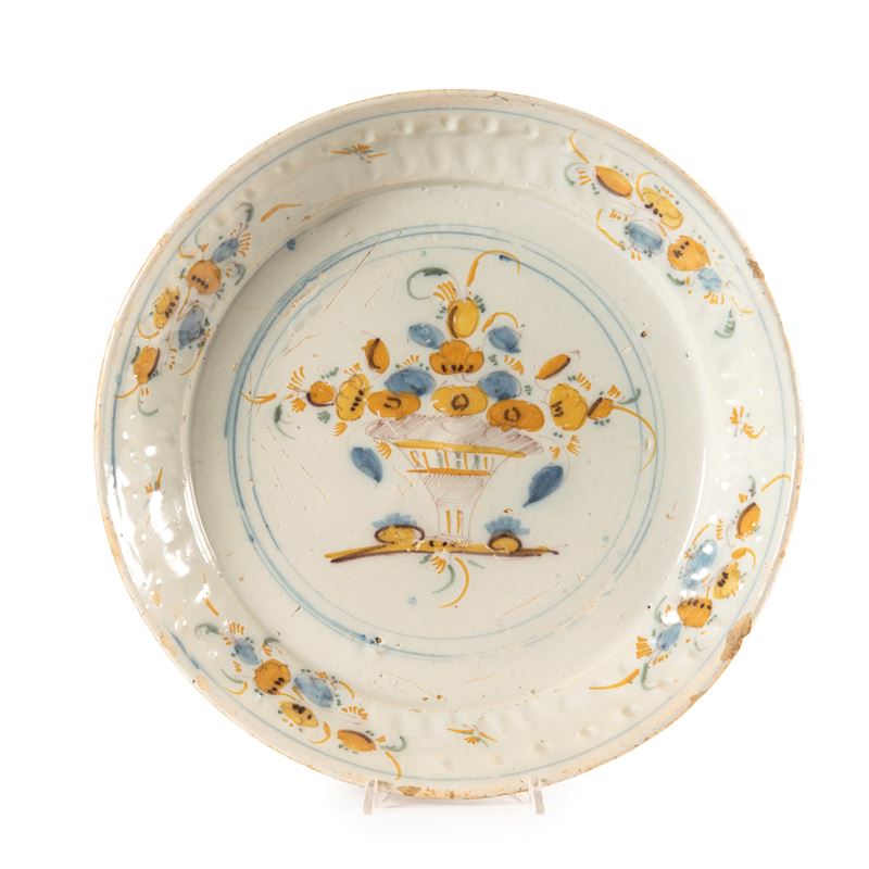 Grande piatto, maiolica policroma dipinta, secolo XVIII
